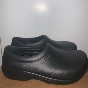 Crocs Nonslip On the clock shoes